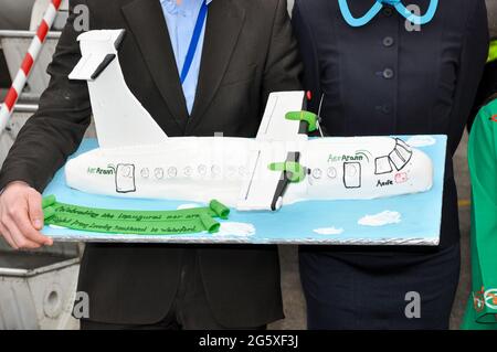 Servizio inaugurale della compagnia aerea Aer Arann da Waterford, Irlanda, all'aeroporto di Londra Southend. Gestito da Stobart Air per conto di Aer Lingus. Torta dell'aereo Foto Stock