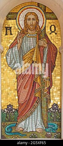 VIENNA, AUSTIRA - JUNI 18, 2021: Il mosaico di Gesù sul pulpito nella chiesa di Herz Jesu dall'inizio del 20. Foto Stock