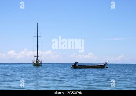 due barche riposano sulle acque calme del mare dei caraibi. Foto Stock