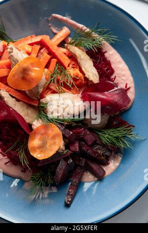 Hummus con barbabietola al forno e guarnitura di carote, primo piano di hummus starter con guarnitura, vista dall'alto. Foto Stock