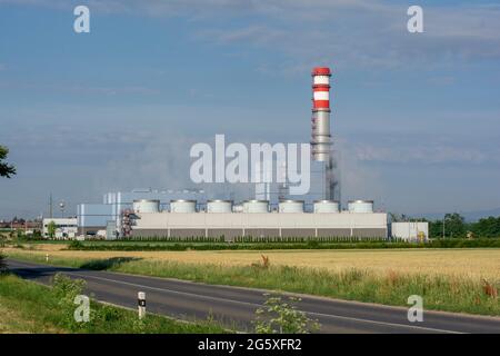 Impianto a ciclo combinato gas-vapore Malzenice, Slovacchia. La centrale elettrica incenerisce il gas naturale. Foto Stock