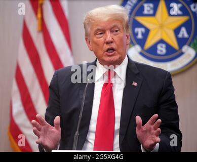 STATI UNITI. 30 giugno 2021. Il 45° presidente degli Stati Uniti DONALD TRUMP parla a un briefing sulla sicurezza delle frontiere presso l'ufficio regionale del Texas Department of Public Safety Weslaco. (Joel Martinez | il Monitor/Pool) Credit: Bob Daemmrich/Alamy Live News Foto Stock