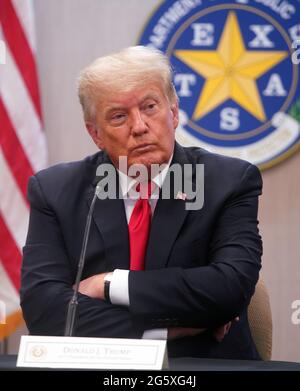 STATI UNITI. 30 giugno 2021. Il 45° presidente degli Stati Uniti DONALD TRUMP ascolta il governatore del Texas Greg Abbott durante un briefing sulla sicurezza delle frontiere presso l'ufficio regionale del Texas Department of Public Safety Weslaco. (Joel Martinez | il Monitor/Pool) Credit: Bob Daemmrich/Alamy Live News Foto Stock