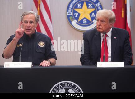 STATI UNITI. 30 giugno 2021. Il 45° presidente degli Stati Uniti DONALD TRUMP ascolta mentre il governatore del Texas Greg Abbott parla a un briefing sulla sicurezza delle frontiere presso l'ufficio regionale del Texas DPS Weslaco. (Joel Martinez | il Monitor/Pool) Credit: Bob Daemmrich/Alamy Live News Foto Stock