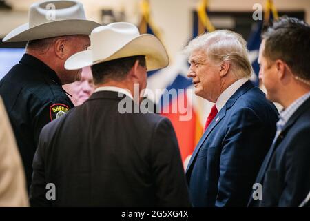 Weslaco Texas USA, giugno 30 2021: L'ex presidente DONALD TRUMP saluta le forze dell'ordine quando arriva a un briefing sulla sicurezza delle frontiere. Gov. Greg Abbott si è impegnato a costruire un muro di confine finanziato dallo stato tra il Texas e il Messico, poiché un'impennata di immigrati per lo più dell'America centrale che attraversano gli Stati Uniti ha sfidato le agenzie di immigrazione statunitensi. Finora, nel 2021, gli agenti della polizia di frontiera degli Stati Uniti hanno rapito più di 900,000 immigrati che attraversano gli Stati Uniti al confine meridionale. (Foto piscina di Brandon Bell) Foto Stock