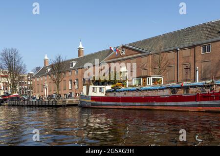 Amsterdam, Paesi Bassi - 12 marzo 2016: Chiatta ormeggiata sul canale di fronte all'Hermitage Amsterdam. Filiale olandese del Museo d'Arte di San Pietroburgo e. Foto Stock