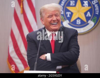 Texas, Stati Uniti. 30 giugno 2021. Il 45° presidente degli Stati Uniti DONALD TRUMPand il governatore del Texas Greg Abbott parla a un briefing sulla sicurezza di frontiera presso l'ufficio regionale del Texas DPS Weslaco mercoledì 30 giugno 2021 a Weslaco, Texas. Credit: /ZUMA Wire/Alamy Live News Foto Stock