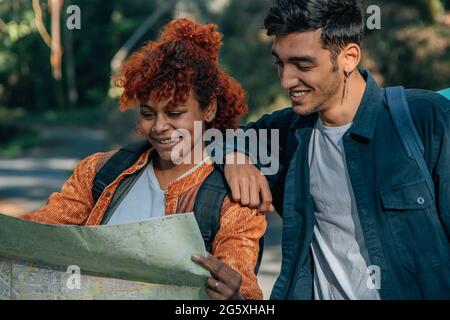 i giovani che viaggiano guardando la mappa all'aperto con zaini Foto Stock