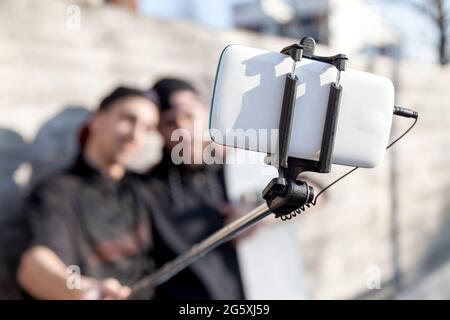 gli skateboarders dei ragazzi piccoli prendono un selfie all'aperto Foto Stock