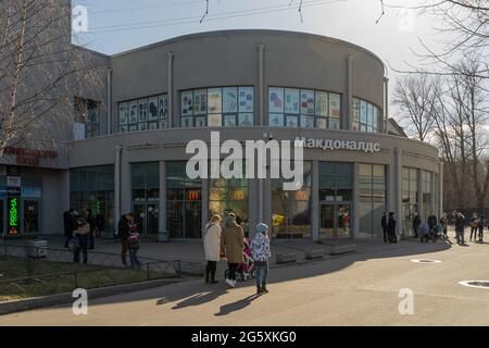 Ex fabbrica di cucina, ora McDonalds, in Kirovskiy Univermag, o centro commerciale, 1929-1931, Stile constructivista, restaurato, Stachek pr, San Pietroburgo Foto Stock