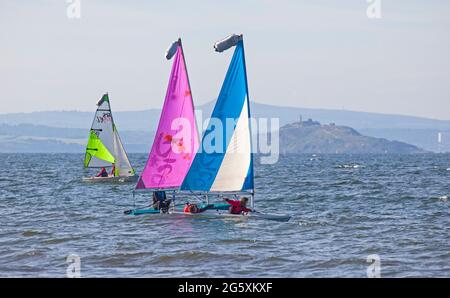 Portobello, Edimburgo, Scozia, tempo britannico. 30 giugno 2021. Sera sole con temperatura di 16 gradi al mare per coloro che si è rivelato per l'esercizio sul Firth of Forth nei loro dinghies vela. Foto Stock