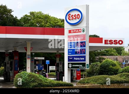 Bournemouth, Inghilterra - 2021 giugno: Firma all'esterno di una stazione di rifornimento di benzina fornita dalla compagnia petrolifera esso Foto Stock