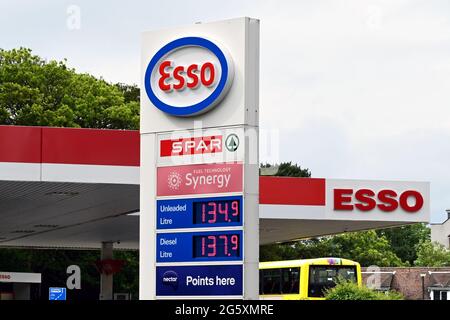 Bournemouth, Inghilterra - 2021 giugno: Firma all'esterno di una stazione di rifornimento di benzina fornita dalla compagnia petrolifera esso Foto Stock