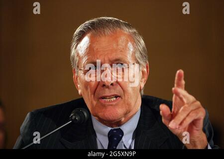 23 giugno 2005 - Washington, DC - i senatori si sono riuniti a Capitol Hill per chiedere al comandante del comando centrale degli Stati Uniti Gen. John Abizaid, Segretario della Difesa Donald Rumsfeld (nella foto), Il presidente dei capi congiunti del personale Gen. Richard Myers e il comandante generale della forza multi-nazionale-Iraq Gen. George Casey a testimoniare durante un'audizione davanti al Comitato dei servizi armati del Senato. Photo Credit: G. Fabiano/Sipa USA/0506241850 Foto Stock