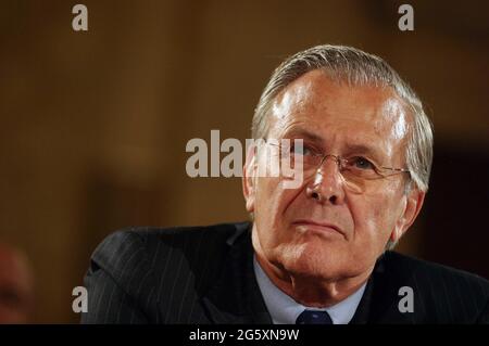 23 giugno 2005 - Washington, DC - i senatori si sono riuniti a Capitol Hill per chiedere al comandante del comando centrale degli Stati Uniti Gen. John Abizaid, Segretario della Difesa Donald Rumsfeld (nella foto), Il presidente dei capi congiunti del personale Gen. Richard Myers e il comandante generale della forza multi-nazionale-Iraq Gen. George Casey a testimoniare durante un'audizione davanti al Comitato dei servizi armati del Senato. Photo Credit: G. Fabiano/Sipa USA/0506241847 Foto Stock