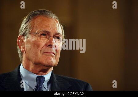 23 giugno 2005 - Washington, DC - i senatori si sono riuniti a Capitol Hill per chiedere al comandante del comando centrale degli Stati Uniti Gen. John Abizaid, Segretario della Difesa Donald Rumsfeld (nella foto), Il presidente dei capi congiunti del personale Gen. Richard Myers e il comandante generale della forza multi-nazionale-Iraq Gen. George Casey a testimoniare durante un'audizione davanti al Comitato dei servizi armati del Senato. Photo Credit: G. Fabiano/Sipa USA/0506241850 Foto Stock