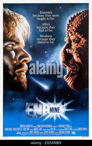 Enemy Mine (1985) diretto da Wolfgang Petersen con Dennis Quaid, Louis Gossett Jr. E Brion James. Un alieno e un umano hanno messo da parte la loro rivalità per sopravvivere in un mondo alieno su cui sono entrambi sposati durante una battaglia spaziale. Foto Stock