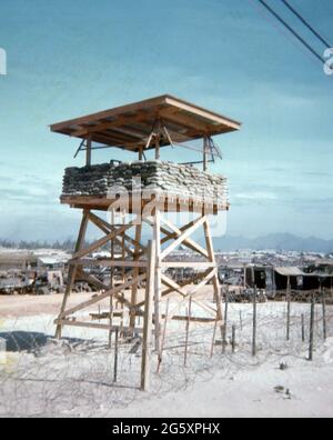 Alto 1960 originale, punto di osservazione in legno in Vietnam durante la guerra. Foto Stock