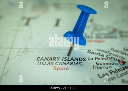 Località Isole Canarie, Spagna, spingere pin sulla mappa closeup, marcatore di destinazione per viaggi, turismo e concetto di viaggio Foto Stock