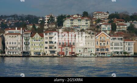 Magnifiche dimore storiche (yali) sul lungomare del Bosforo Foto Stock