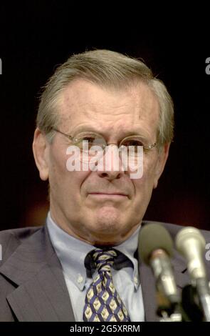 Washington, Stati Uniti d'America. 11 Gennaio 2001. Il 11 gennaio 2001 il Segretario della Difesa degli Stati Uniti, designato Donald Rumsfeld, testimonia dinanzi al Comitato dei servizi armati del Senato degli Stati Uniti a Capitol Hill. La commissione sta considerando la nomina di Rumsfeld a quel posto di gabinetto. Credit: Ron Sachs/CNP/Sipa USA Credit: Sipa USA/Alamy Live News Foto Stock