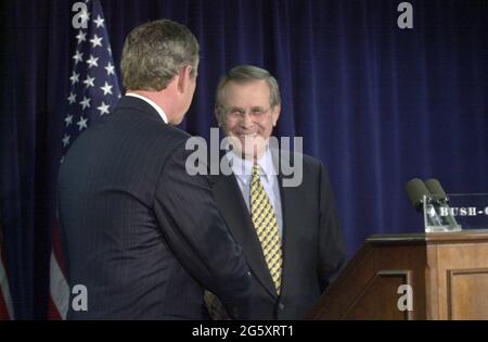 Washington, Stati Uniti d'America. 28 Dic 2000. Il Presidente eletto degli Stati Uniti George W. Bush nomina l'ex Segretario della Difesa degli Stati Uniti (Ford) Donald Rumsfeld come Segretario della Difesa a Washington, DC il 28 dicembre 2000.Credit: Ron Sachs/CNP/Sipa USA Credit: Sipa USA/Alamy Live News Foto Stock