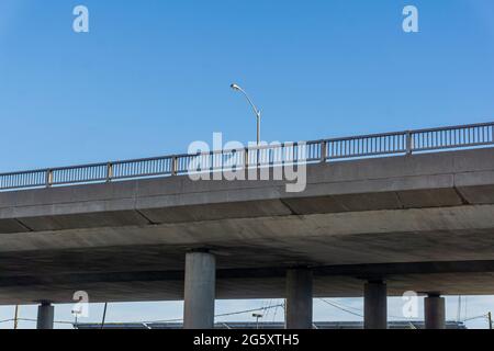 Vista dal basso di una strada sopraelevata sospesa su pilastri in cemento Foto Stock