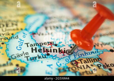 Location Helsinki in Finlandia, push pin sulla mappa closeup, marcatore di destinazione per viaggi, turismo e viaggi concept, Europa Foto Stock