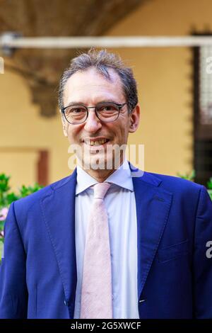 Bologna, Italia. 30 giugno 2021. Il capo del Dipartimento di Scienze agricole e alimentari Giovanni Molari è stato eletto nuovo magnifico Rettore dell'Università di Bologna (in italiano: Alma mater studiorum - Università di Bologna, UNIBO) fino al 2027. Ingegnere meccanico di 47 anni, batte, dopo un testa a testa nel primo round, l'altro forte candidato, la giurista Giusella Finocchiaro. Credit: Massimiliano Donati/Alamy Live News Foto Stock