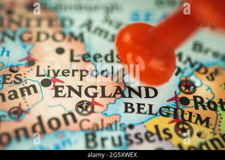 Immagine della mappa del mondo concetto di viaggio con molte puntine perni  concentrarsi sull'inghilterra Foto stock - Alamy