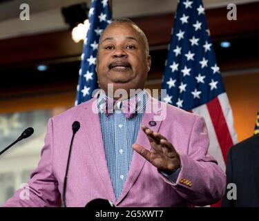 Washington, DC, Stati Uniti. 30 giugno 2021. 30 giugno 2021 - Washington, DC, Stati Uniti: Rappresentante degli Stati Uniti DONALD PAYNE (D-NJ) parlando ad una conferenza stampa su H.R. 3684, l'investing in a New Vision for the Environment and Surface Transportation in America Act o L'INVEST in America Act. Credit: Michael Brochstein/ZUMA Wire/Alamy Live News Foto Stock