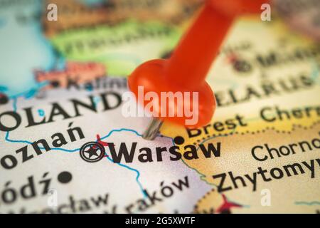 Location Varsavia in Polonia, push pin sulla mappa closeup, marcatore di destinazione per viaggi, turismo e viaggi concept, Europa Foto Stock