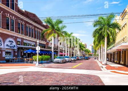 Fort Myers, USA - 29 aprile 2018: La strada principale della città durante il giorno di sole nel golfo della Florida della costa del messico con i negozi e i ristoranti filano le palme Foto Stock