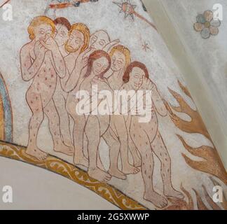 Peccatori tormentati che scendono fino al purgatorio su un antico murale in una chiesa danese, Skibby, Danimarca, 28 giugno 2021 Foto Stock