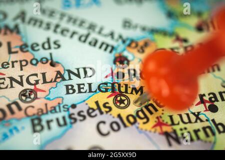 Location Belgio e Bruxelles, push pin sulla mappa closeup, marcatore di destinazione per viaggi, turismo e viaggi concept, Europa Foto Stock