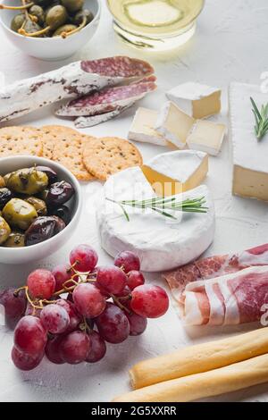 Spuntini italiani, formaggio di carne, erbe, su sfondo bianco Foto Stock