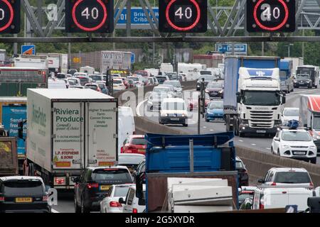 Patchway, Bristol, Regno Unito. 28 maggio 2021. Gli automobilisti in direzione sud devono affrontare una forte congestione sull'autostrada M5 vicino a Bristol, mentre l'esodo delle vacanze in banca si fa più in alto Foto Stock