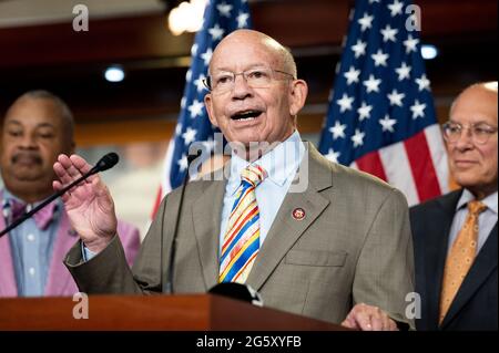 Washington, Stati Uniti. 30 giugno 2021. Rappresentante degli Stati Uniti, Peter DeFazio (D-OR) parlando ad una conferenza stampa su H.R. 3684, l'investing in a New Vision for the Environment and Surface Transportation in America Act o L'INVEST in America Act presso il Campidoglio degli Stati Uniti. Credit: SOPA Images Limited/Alamy Live News Foto Stock