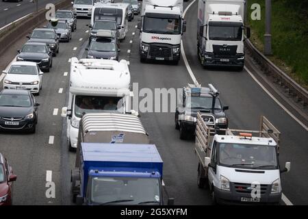 Patchway, Bristol, Regno Unito. 28 maggio 2021. Gli automobilisti in direzione sud devono affrontare una forte congestione sull'autostrada M5 vicino a Bristol, mentre l'esodo delle vacanze in banca si fa più in alto Foto Stock