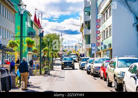 Akureyri, Islanda - 17 giugno 2018: Strada nel centro città villaggio città con le persone a piedi in estate mattina giorno di shopping Foto Stock