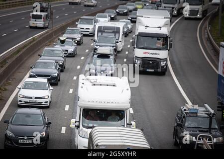 Patchway, Bristol, Regno Unito. 28 maggio 2021. Gli automobilisti in direzione sud devono affrontare una forte congestione sull'autostrada M5 vicino a Bristol, mentre l'esodo delle vacanze in banca si fa più in alto Foto Stock