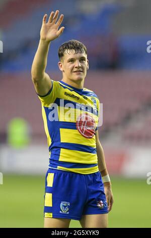 Wigan, Regno Unito. 30 giugno 2021. Josh Thewlis (23) di Warrington Wolves si è fatto un'onda alla folla a Wigan, Regno Unito, il 6/30/2021. (Foto di Simon Whitehead/ SW Photo/News Images/Sipa USA) Credit: Sipa USA/Alamy Live News Foto Stock