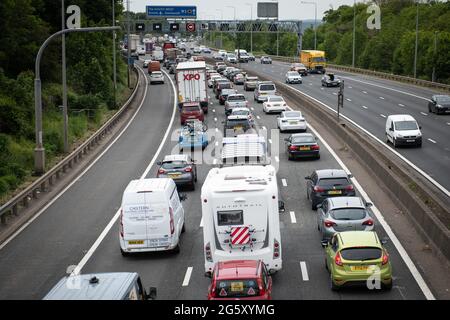 Patchway, Bristol, Regno Unito. 28 maggio 2021. Gli automobilisti in direzione sud devono affrontare una forte congestione sull'autostrada M5 vicino a Bristol, mentre l'esodo delle vacanze in banca si fa più in alto Foto Stock