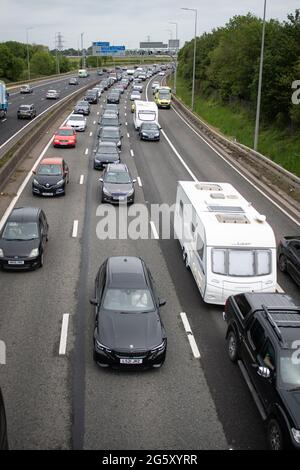 Patchway, Bristol, Regno Unito. 28 maggio 2021. Gli automobilisti in direzione sud devono affrontare una forte congestione sull'autostrada M5 vicino a Bristol, mentre l'esodo delle vacanze in banca si fa più in alto Foto Stock