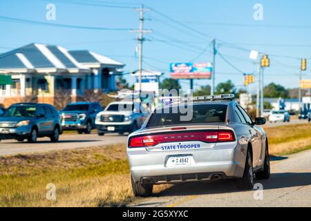 Georgetown, USA - 3 febbraio 2021: Città storica George città in Carolina del Sud con stato Trooper auto su strada lampeggio luci nel traffico Foto Stock