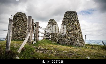 I tre fratelli, sono tre enormi cairns vicino Selkirk, nei confini scozzesi, che coronano la cima 467 m dello stesso nome. Foto Stock