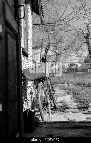 Camera per bambini in stile scandinavo: Cassettiera, bicicletta,  giocattoli, giocattolo per pianoforte, poltrona e vestiti su un  appendiabiti Foto stock - Alamy