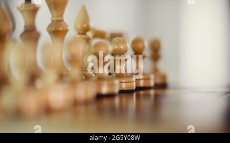 Pezzi di scacchi in legno sulla scacchiera. Gioco intellettuale - scacchi. Pezzi di scacchi sulla tavola. Foto Stock