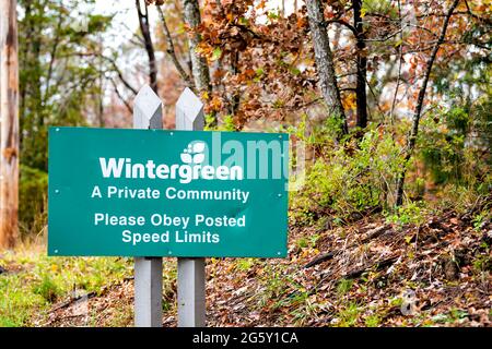 Wintergreen, USA - 25 ottobre 2020: Autunno stagione autunnale al villaggio sciistico di Blue Ridge montagne con il logo all'ingresso per il comm privato Foto Stock