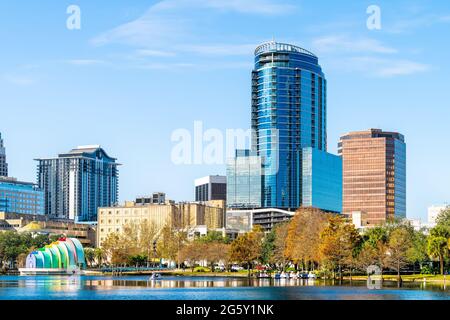 Orlando, USA - 16 gennaio 2021: Vista della città della Florida nel parco del lago Eola in centro con scenografici grattacieli urbani e sculpt d'arte Foto Stock
